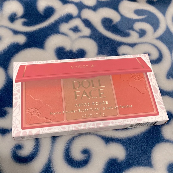Doll face blush pallete, makeup bag & free face brush bundle - Picture 2 of 6